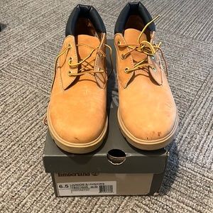 Timberlands low size 6.5y Woman’s 8.5